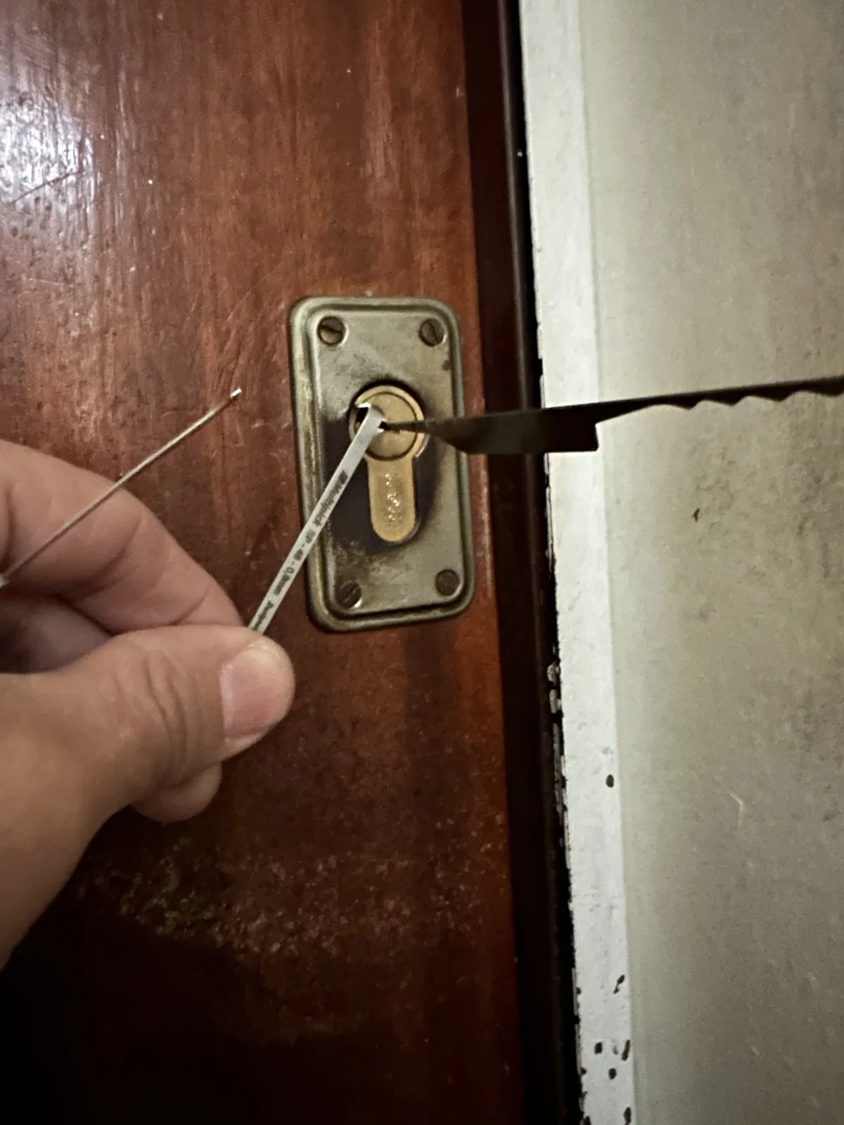 Apertura de una cerradura en una puerta