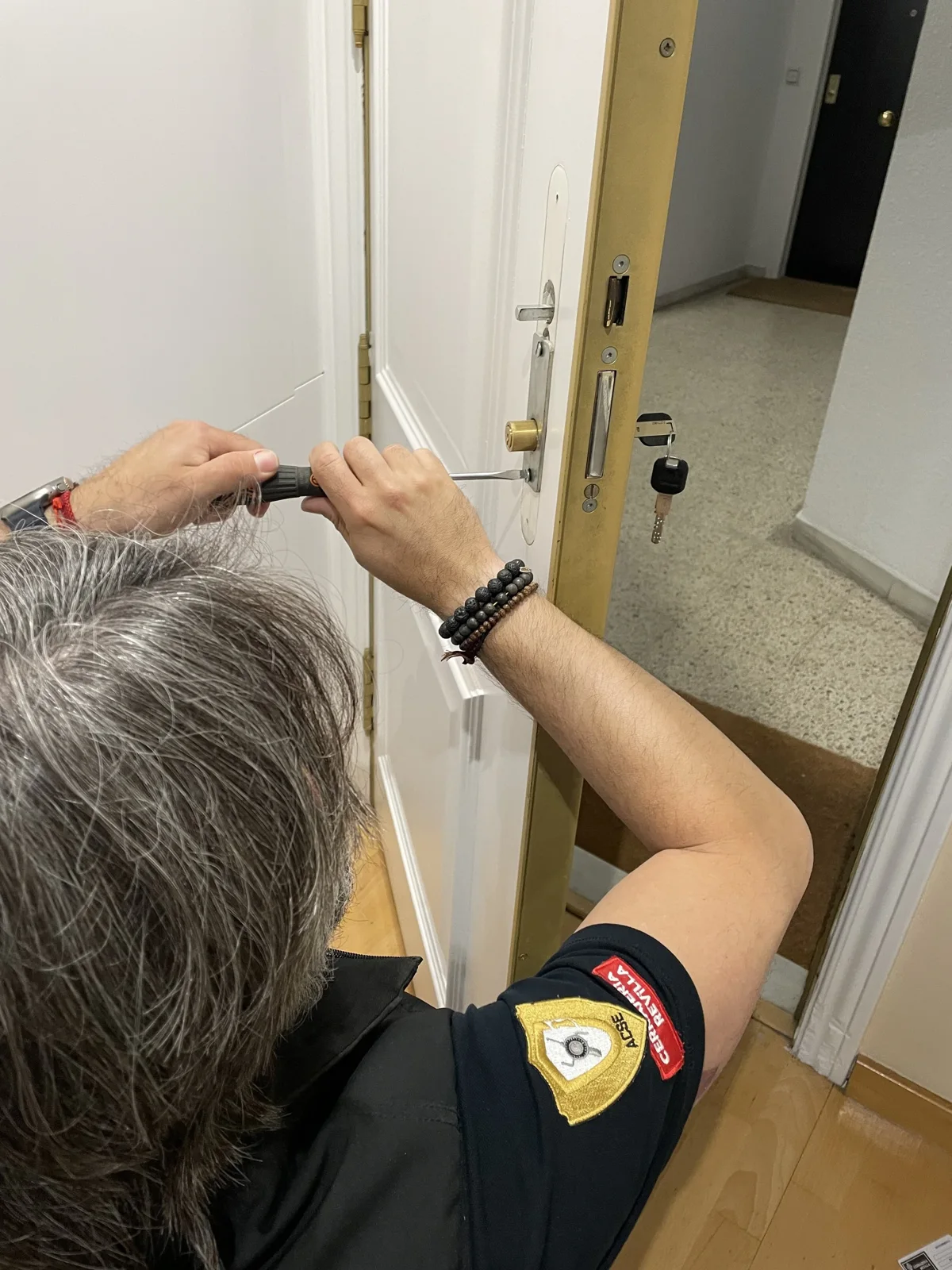Cerrajero de Revilla trabajando en una puerta