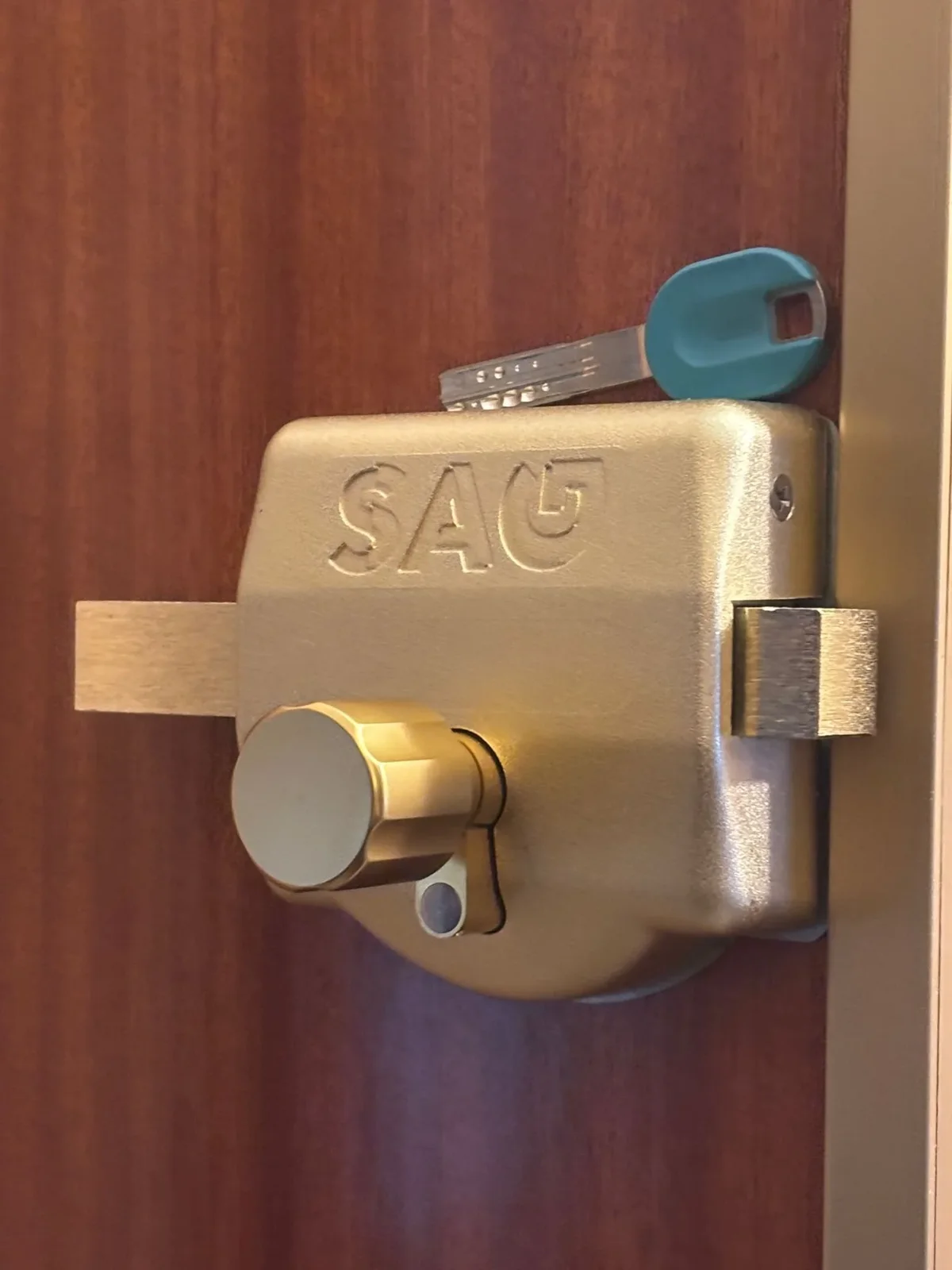 Cerrojo de alta seguridad instalado en una puerta