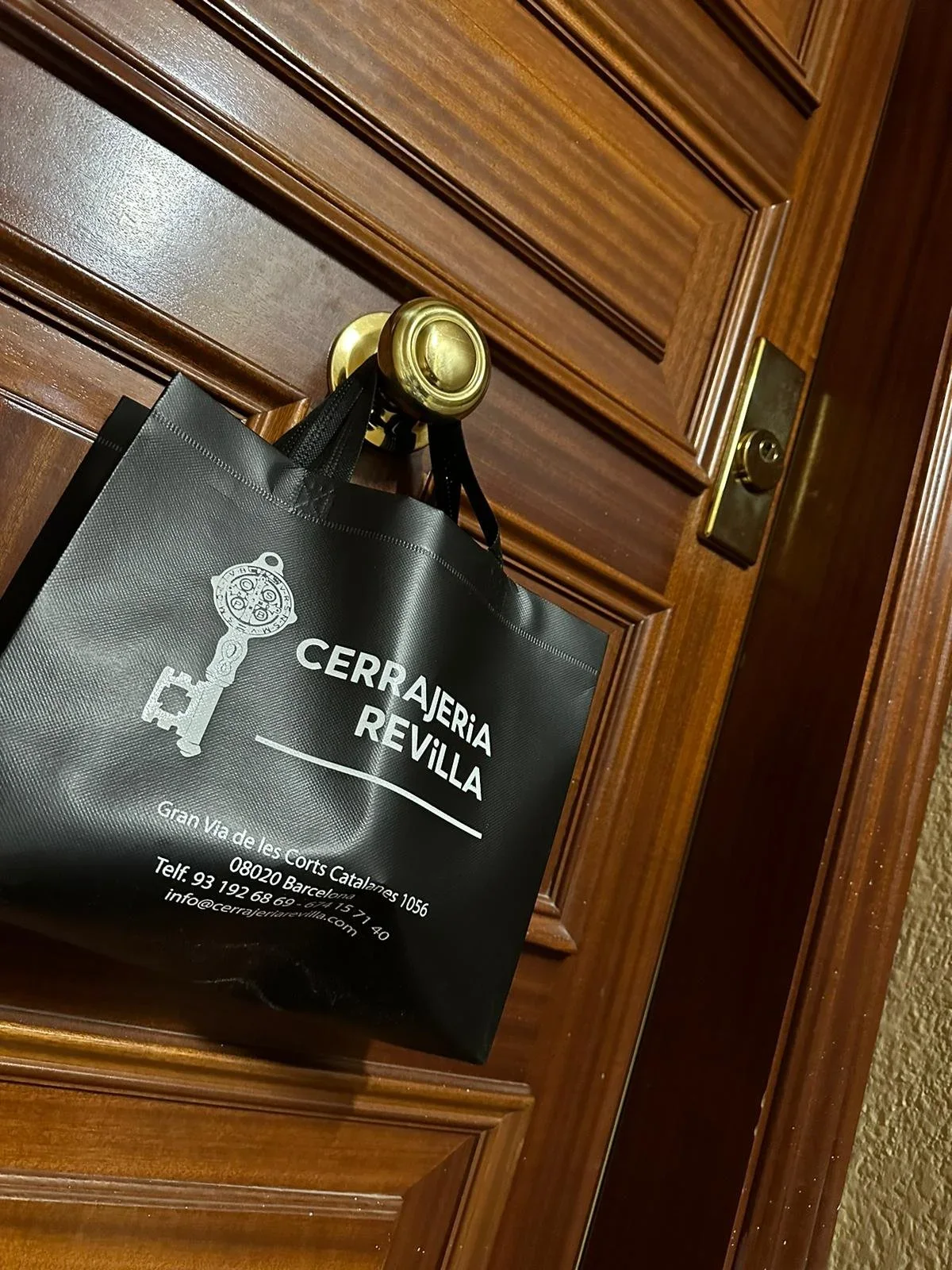 Trabajo de cerrajería en una puerta de seguridad