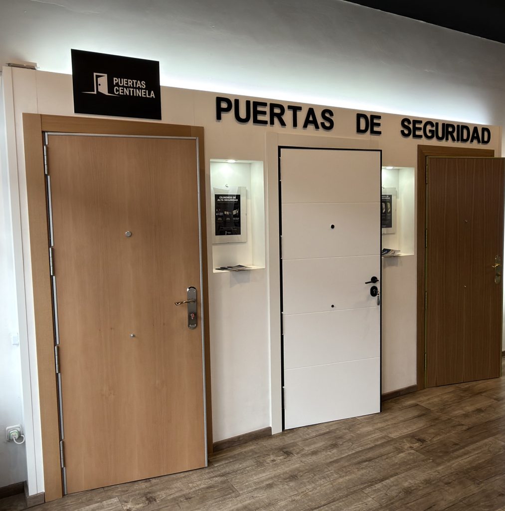 Exposición de puertas blindadas Puertas Centinela en Barcelona